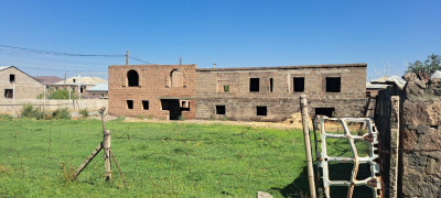 Կոդ AS-0003  Վաճառվում Է  կիսակառույց առանձնատուն